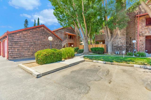 1555 Hecker Pass Road, Gilroy CA: https://media.crmls.org/mediaz/5edb2f18-9f9d-4f2d-9bd1-e8ad1b83e981.jpg