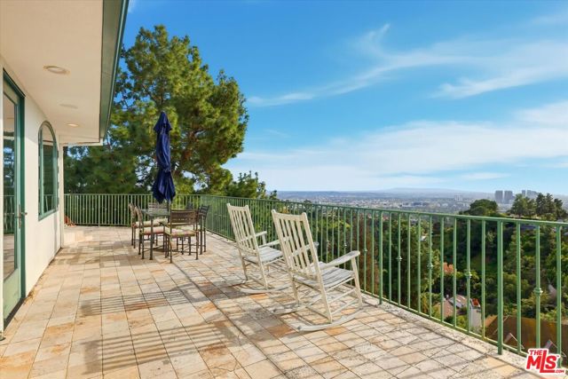 1284 Lago Vista Drive, Beverly Hills CA: https://media.crmls.org/mediaz/5edb8dec-974f-4b89-878c-a3cad3d65f26.jpg
