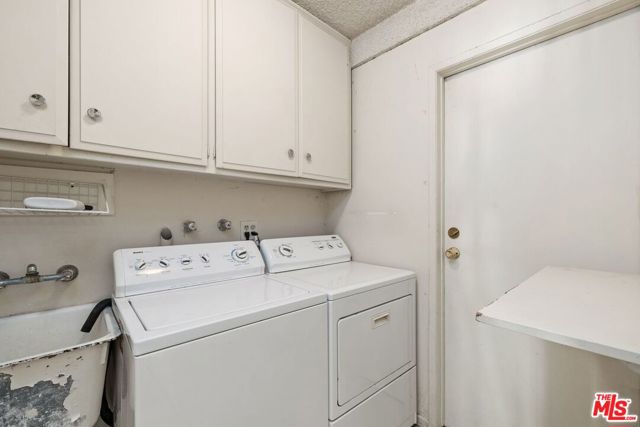 1834 Roscomare Road, Los Angeles CA: https://media.crmls.org/mediaz/5edc3f92-6e6e-4fd6-a0b6-a12cb3441813.jpg