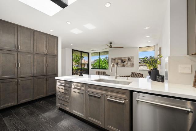 6 Amherst Court, Rancho Mirage CA: https://media.crmls.org/mediaz/5edc9d82-063b-42ef-969d-2ea8f05bbcd2.jpg