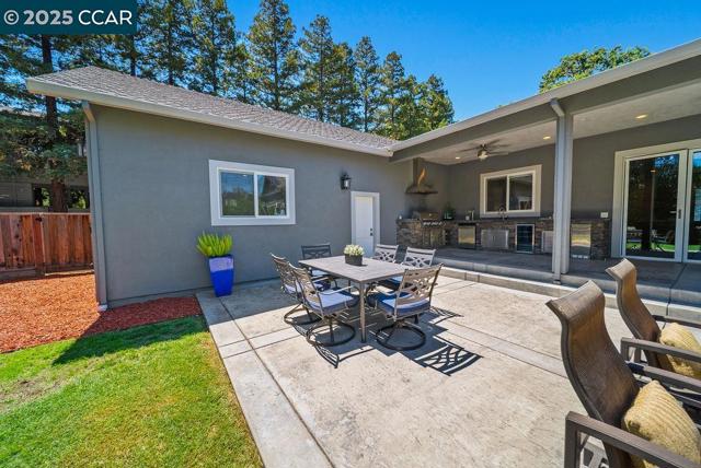 100 Alderwood Rd, Walnut Creek CA: https://media.crmls.org/mediaz/5edce528-6ee8-4962-82d8-4e04a90e9420.jpg