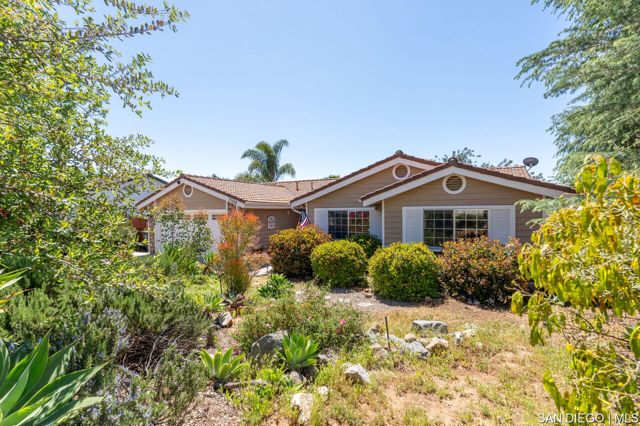 23849 Gymkhana RD, Ramona CA: https://media.crmls.org/mediaz/5edcef3f-661a-492a-8587-5274dec7f981.jpg