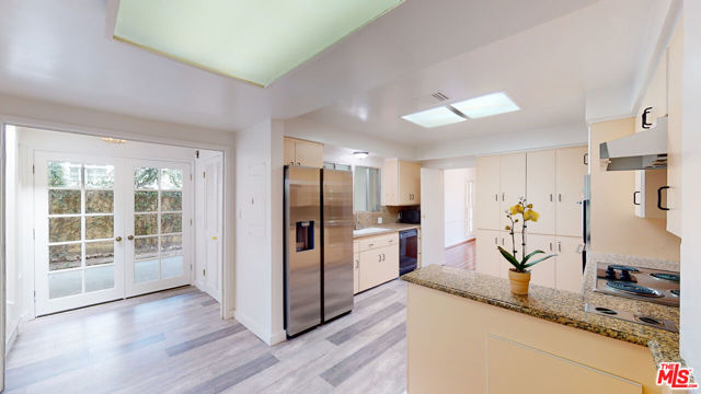 525 N Rexford Drive, Beverly Hills CA: https://media.crmls.org/mediaz/5eddccf2-2e0f-4d81-b33d-f9f6c52b44a1.jpg
