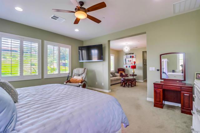 466 Agua Vista Dr, Chula Vista CA: https://media.crmls.org/mediaz/5edde280-4cf4-4206-acab-bb9d9820d910.jpg