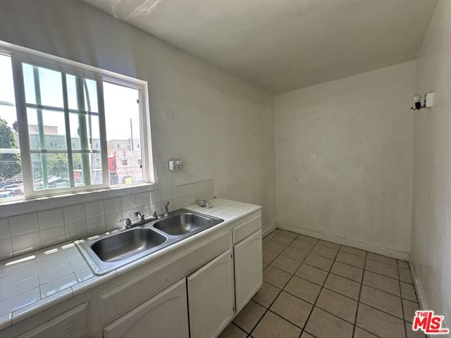 1117 N Alexandria Avenue, Los Angeles CA: https://media.crmls.org/mediaz/5ede1185-77c5-41f2-96a0-13034164f116.jpg