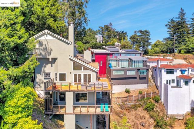 7075 Elverton Dr, Oakland CA: https://media.crmls.org/mediaz/5ede6311-97ac-4437-acb0-23d0cf6119fa.jpg