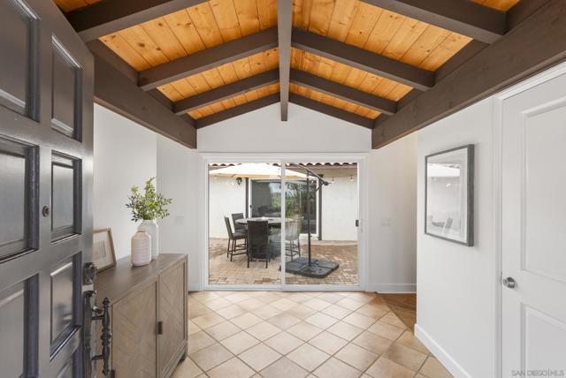 1918 Odell Cir, Vista CA: https://media.crmls.org/mediaz/5ede674b-25ce-4744-9fd8-3647122791e8.jpg