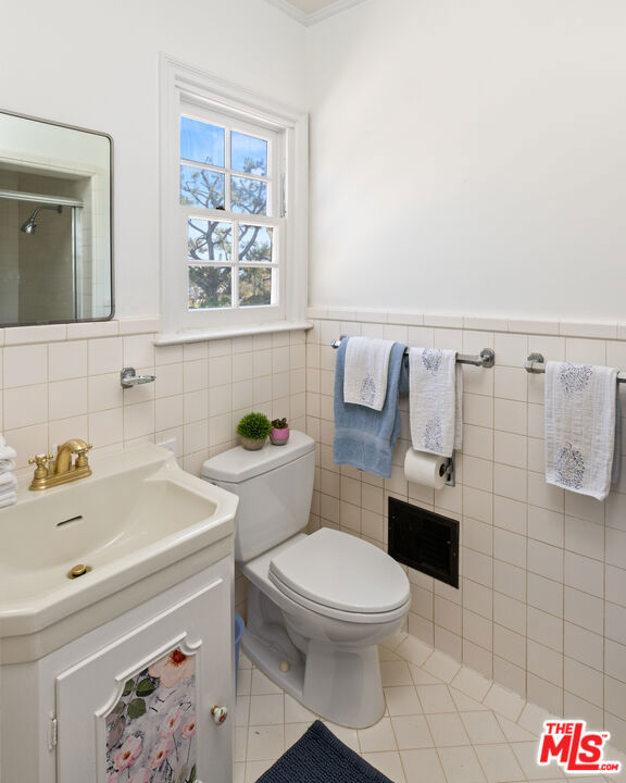 850 Birchwood Drive, Los Angeles CA: https://media.crmls.org/mediaz/5edf8062-1add-4628-a839-c4e6116b3da7.jpg