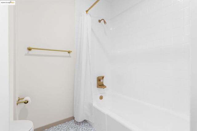 1830 Lakeshore Ave, Oakland CA: https://media.crmls.org/mediaz/5ee0c384-5933-4cb9-9474-7d3cdec48ceb.jpg