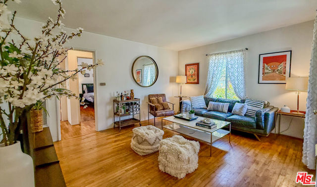 2403 Ocean Avenue, Venice CA: https://media.crmls.org/mediaz/5ee257f7-b420-4c37-b216-d0473a5067ab.jpg