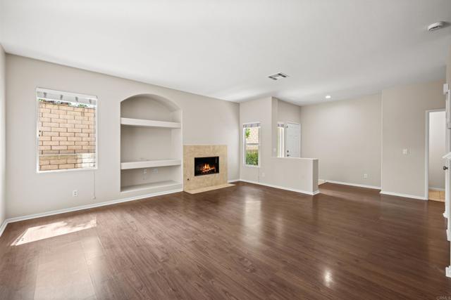 Detail Gallery Image 7 of 39 For 638 Sumner Way #2,  Oceanside,  CA 92058 - 4 Beds | 2/1 Baths