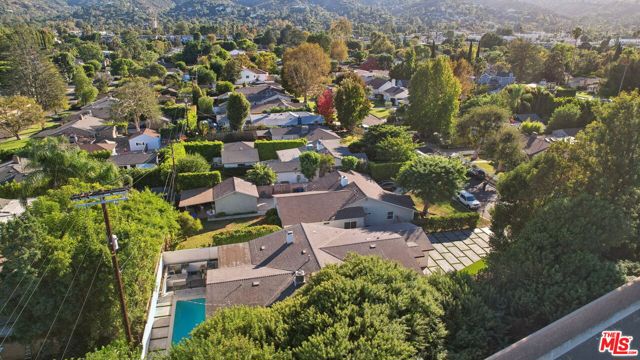 4656 Greenbush Avenue, Sherman Oaks CA: https://media.crmls.org/mediaz/5ee39809-35eb-4a60-88ed-f96ced3a2e48.jpg