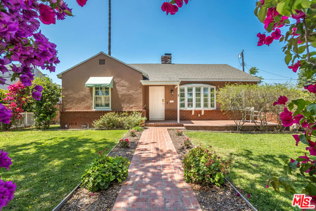 5967 Carpenter Avenue, Valley Village CA: https://media.crmls.org/mediaz/5ee3996e-079b-448b-a2e8-0d014ec87753.jpg