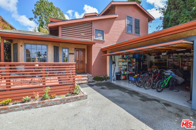 11136 Lucerne Avenue, Culver City CA: https://media.crmls.org/mediaz/5ee4f994-eb6a-4ca3-8a27-0f30127c9949.jpg