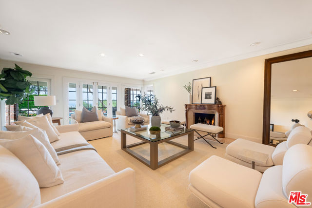 16331 Tudor Drive, Encino CA: https://media.crmls.org/mediaz/5ee62093-7a34-455c-bb8a-012a7d472293.jpg
