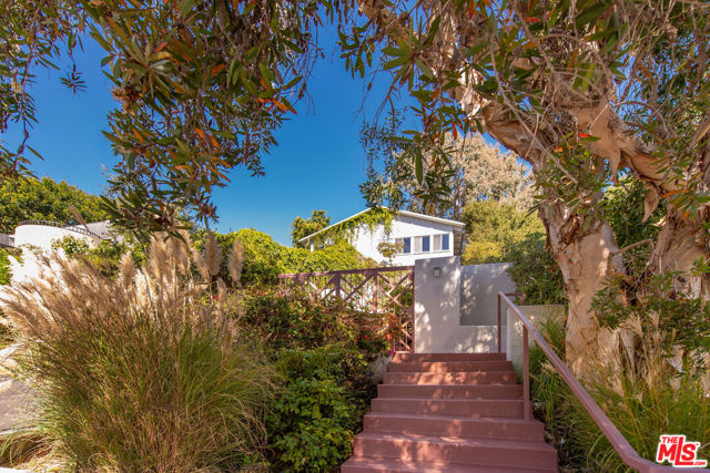 16449 Akron Street, Pacific Palisades CA: https://media.crmls.org/mediaz/5ee64da2-20a9-47f8-a419-dfb9b237a5ee.jpg