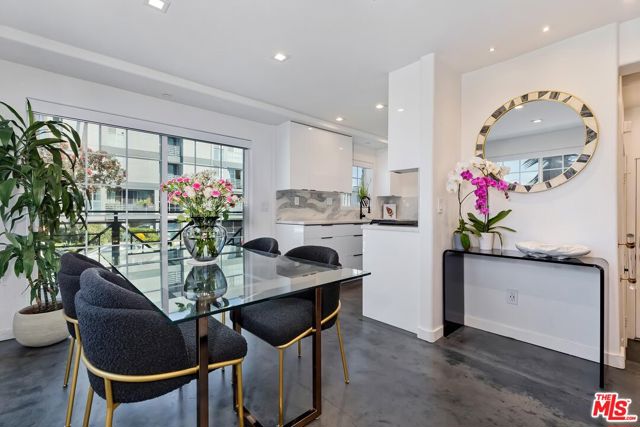 1521 S HAYWORTH Avenue, Los Angeles CA: https://media.crmls.org/mediaz/5ee7798a-c77d-4bd5-b0cc-58d09d6801fa.jpg