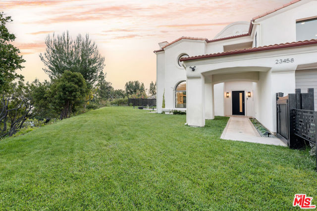 23458 W Moon Shadows Drive, Malibu CA: https://media.crmls.org/mediaz/5ee8a44a-0a59-4049-8fc4-cdf89bc1e46e.jpg