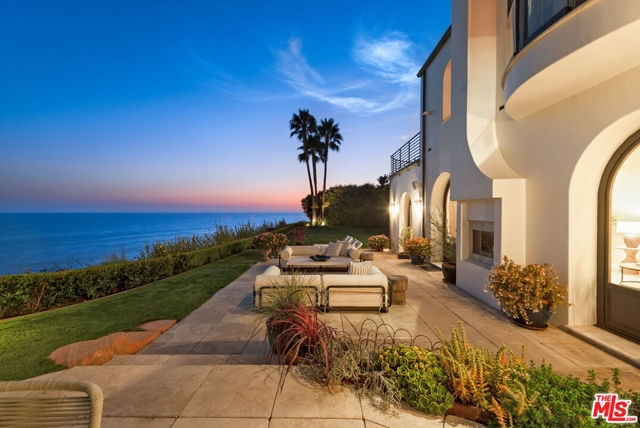 32804 Pacific Coast Highway, Malibu CA: https://media.crmls.org/mediaz/5ee8dbfb-fe69-4f35-88b7-76826c2d1b76.jpg