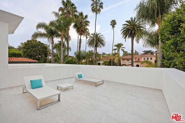 251 21st Street, Santa Monica CA: https://media.crmls.org/mediaz/5ee8ee60-1719-44fd-86c8-6cb2dfb06558.jpg