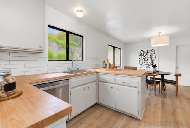 4635 Briar Ridge Rd, Oceanside CA: https://media.crmls.org/mediaz/5eeaceef-30f3-4b8c-bd23-48ba3b15f16e.jpg