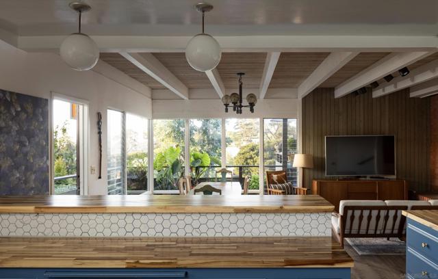 364 Bellaire Street, Del Mar CA: https://media.crmls.org/mediaz/5eeb1550-279c-4707-aab1-4449b0accf85.jpg
