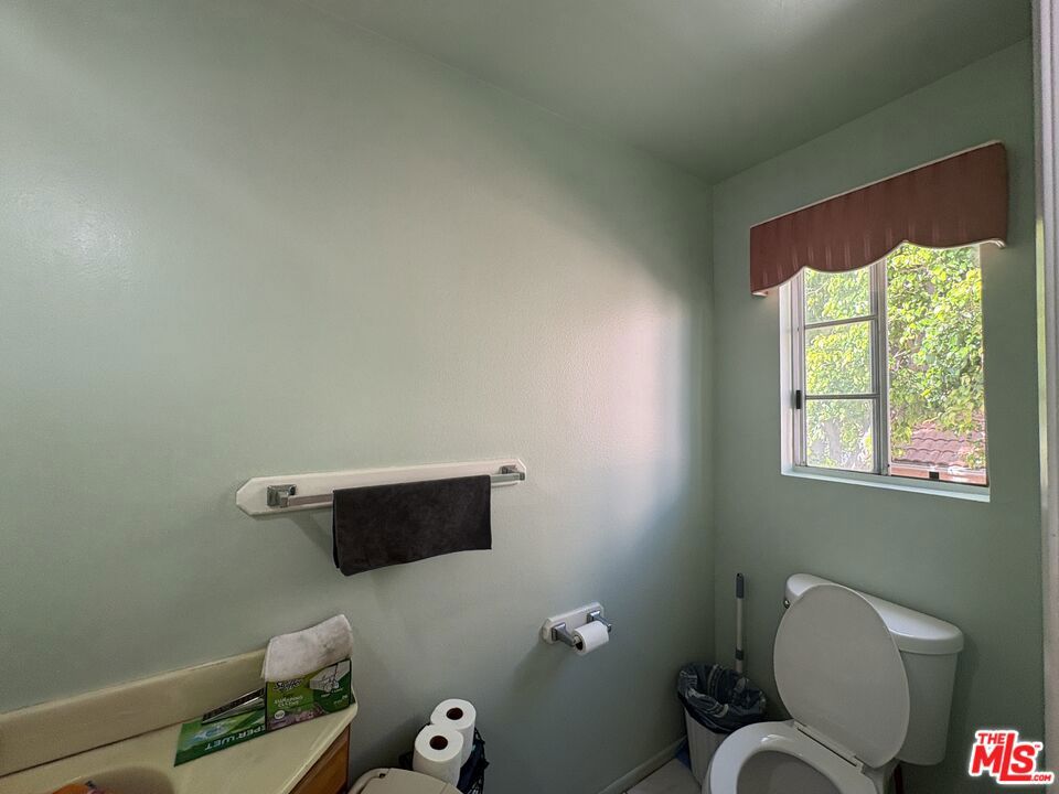 https://media.crmls.org/mediaz/5eeb33f0-112f-489d-bec1-d726cdd82a48.jpg?preset=X-Large