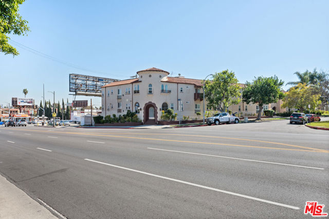 5320 W Olympic Boulevard, Los Angeles CA: https://media.crmls.org/mediaz/5eec233f-4765-47b1-9a30-c5447b3ef9f6.jpg