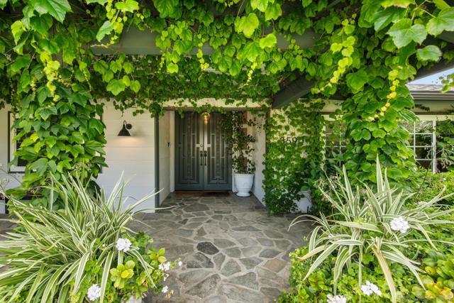 8590 Cliffridge Ave, La Jolla CA: https://media.crmls.org/mediaz/5eeca3ba-97cc-41e5-864f-a9a36e196633.jpg