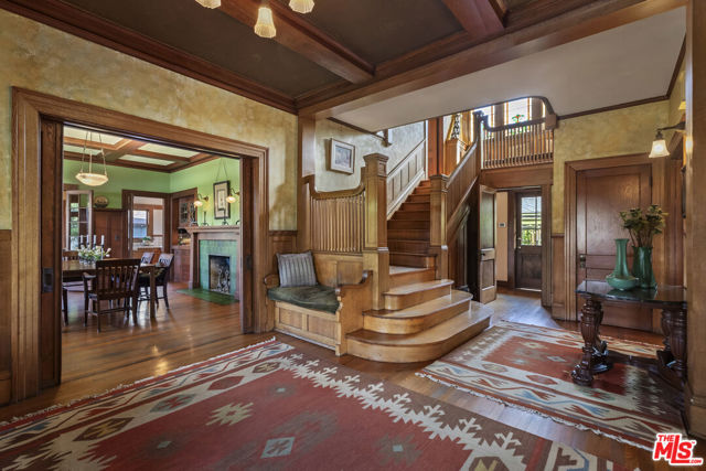 2102 W 24th Street, Los Angeles CA: https://media.crmls.org/mediaz/5eecaf69-d1e5-4d5f-9175-b55ebff05a30.jpg