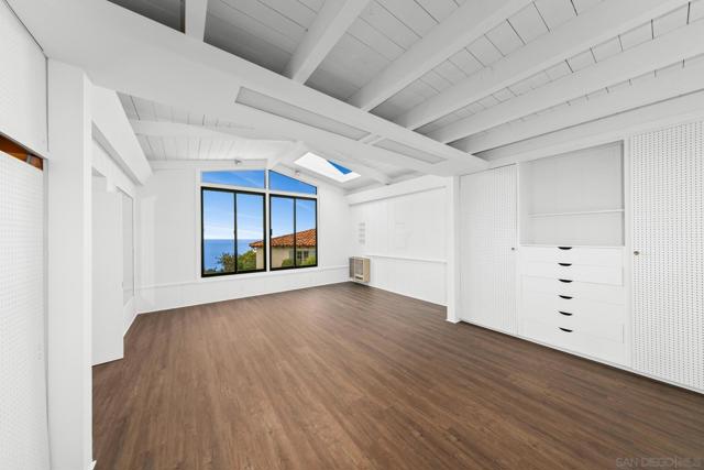 7520 Hillside Dr, La Jolla CA: https://media.crmls.org/mediaz/5eecf99c-2160-45e3-a7ea-d41b80e14346.jpg