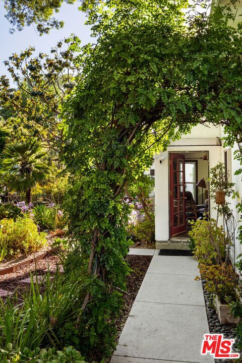 5940 Varna Avenue, Valley Glen CA: https://media.crmls.org/mediaz/5eed4c97-972c-4614-b43b-ce0763ea76e7.jpg