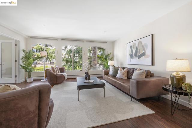 5405 Carlton St, Oakland CA: https://media.crmls.org/mediaz/5eed95ec-377d-4207-a016-5cee86fe169f.jpg