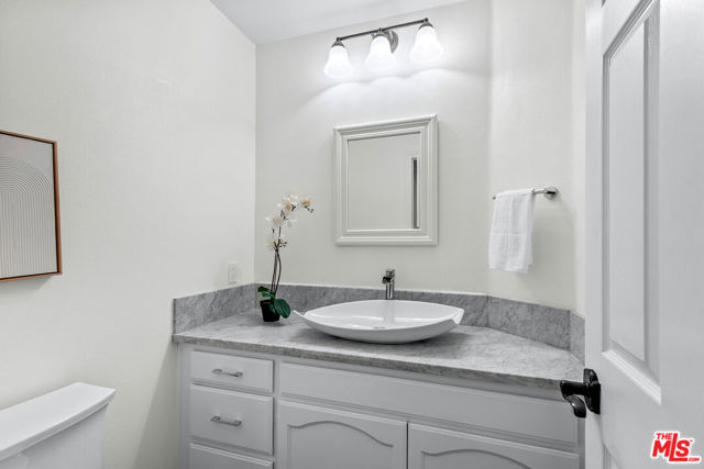4744 Norwich Avenue, Sherman Oaks CA: https://media.crmls.org/mediaz/5eed9ba7-260d-4342-b51d-ae3ed24ca248.jpg