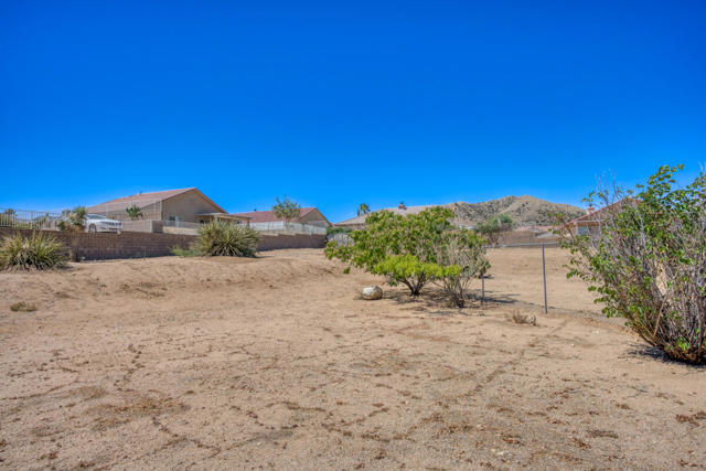 8588 Taft Court, Yucca Valley CA: https://media.crmls.org/mediaz/5eeddd92-9393-4c5b-be7a-20628b2c5884.jpg