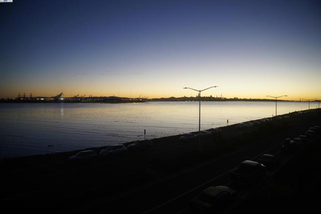 3 Commodore Dr, Emeryville CA: https://media.crmls.org/mediaz/5eeefc5d-1e06-44e9-baf5-1bb3364957f2.jpg