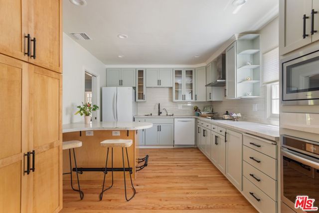 2249 Linnington Avenue, Los Angeles CA: https://media.crmls.org/mediaz/5eeefde5-937e-4967-8146-aa000c214f78.jpg