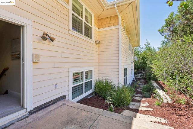 125 Mystic Pl, Alamo CA: https://media.crmls.org/mediaz/5eef6e68-57fc-4bf8-8c32-b877b3a32689.jpg