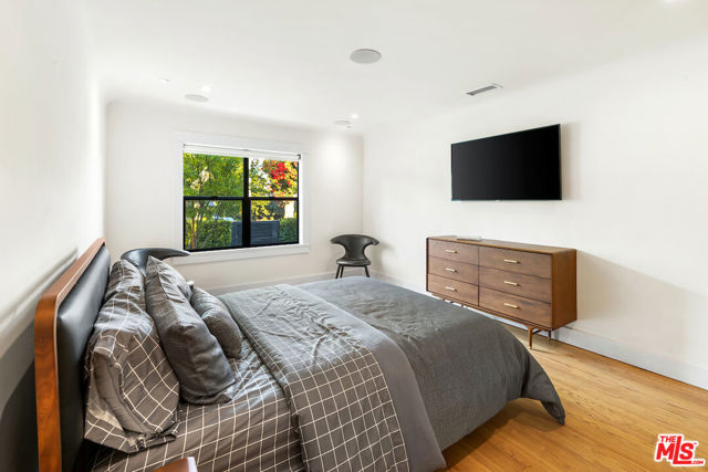 5319 West Boulevard, Los Angeles CA: https://media.crmls.org/mediaz/5eefb899-1848-4b7d-99f3-32bb65e6bdbb.jpg