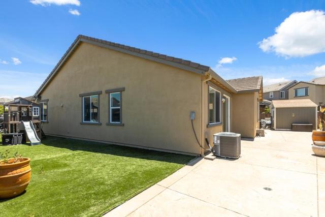 410 Thistle Court, Hollister CA: https://media.crmls.org/mediaz/5eefc579-2360-4efe-b562-5398a3d9376b.jpg