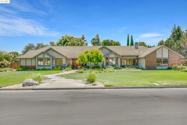 2960 Almondwood Pl, Oakley CA: https://media.crmls.org/mediaz/5eefd61f-863a-4769-98fb-fa5d755f31ad.jpg