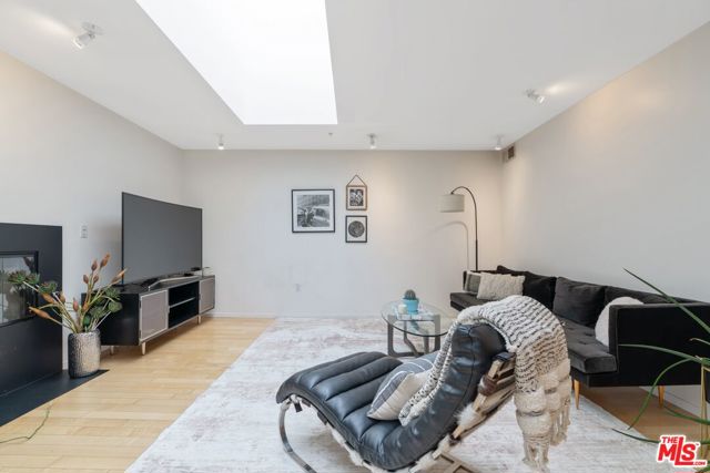 5806 Waring Avenue, Los Angeles CA: https://media.crmls.org/mediaz/5ef00a05-5f4f-4f41-9117-ed1f341b0221.jpg