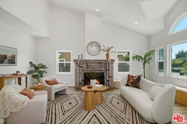 326 N Beachwood Drive, Los Angeles CA: https://media.crmls.org/mediaz/5ef06958-11f6-41c1-bd55-75f9b3c22281.jpg