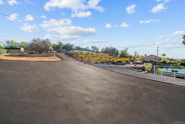 1569 Via Monserate, Fallbrook CA: https://media.crmls.org/mediaz/5ef1057f-da09-43dd-baff-b42e9f0c2ed1.jpg