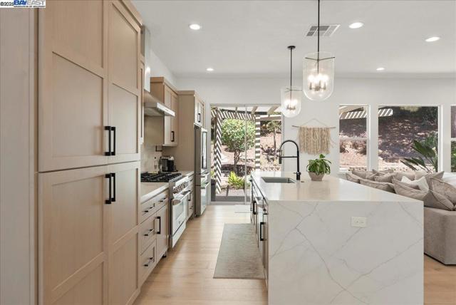 3319 Besana Dr, El Dorado Hills CA: https://media.crmls.org/mediaz/5ef15f45-0fe2-4cd3-b613-3ddf8d40a227.jpg