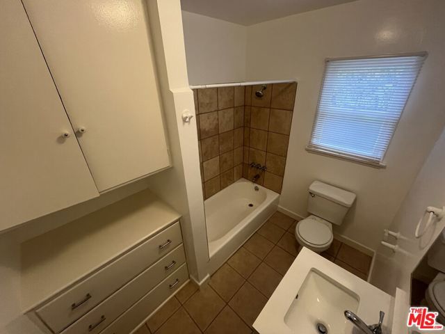 4225 Campbell Drive, Los Angeles CA: https://media.crmls.org/mediaz/5ef18a9b-7484-4073-a18c-60c3b9c49fa1.jpg