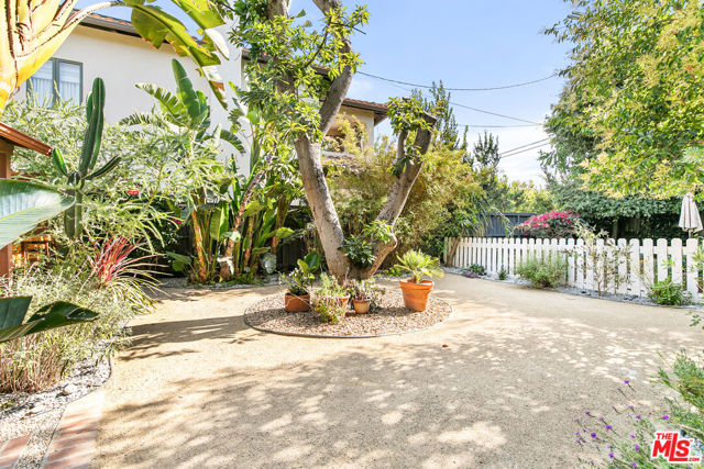 4171 Kraft Avenue, Studio City CA: https://media.crmls.org/mediaz/5ef23f42-f1e3-4b31-9e84-c4d0e8027dd3.jpg