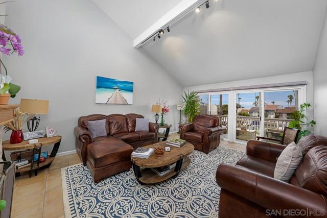 94 Kingston Ct W, Coronado CA: https://media.crmls.org/mediaz/5ef26e03-d89a-4de4-8221-4458cb03dfb9.jpg