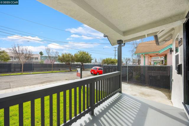 2133 39Th Ave, Oakland CA: https://media.crmls.org/mediaz/5ef51be7-bc5b-4d8c-804b-038773144a26.jpg