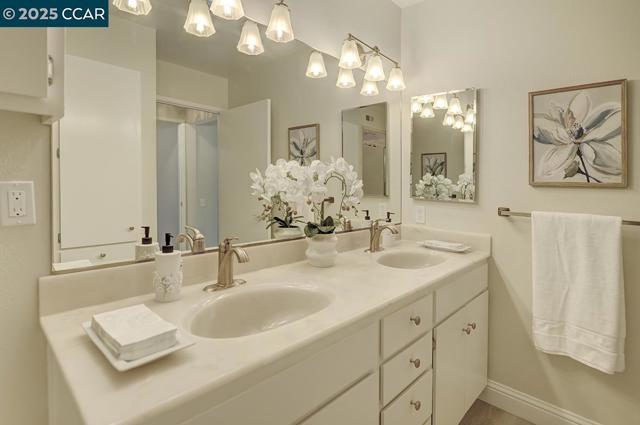 2900 Tice Creek Dr, Walnut Creek CA: https://media.crmls.org/mediaz/5ef53f1a-e39e-40c7-8cdf-197aae530bbc.jpg